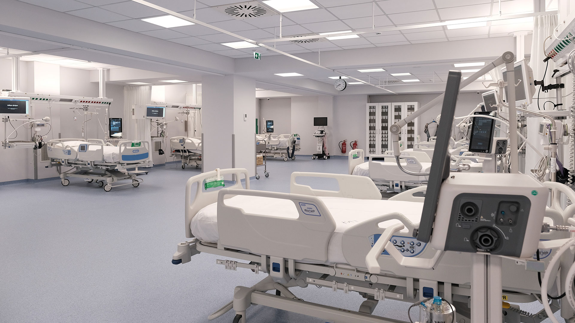 Φωτογραφία από το εσωτερικό μιας Μονάδας Εντατικής Θεραπείας όπου φαίνεται όλος ο εξοπλισμός, κρεβάτια, μηχανήματα