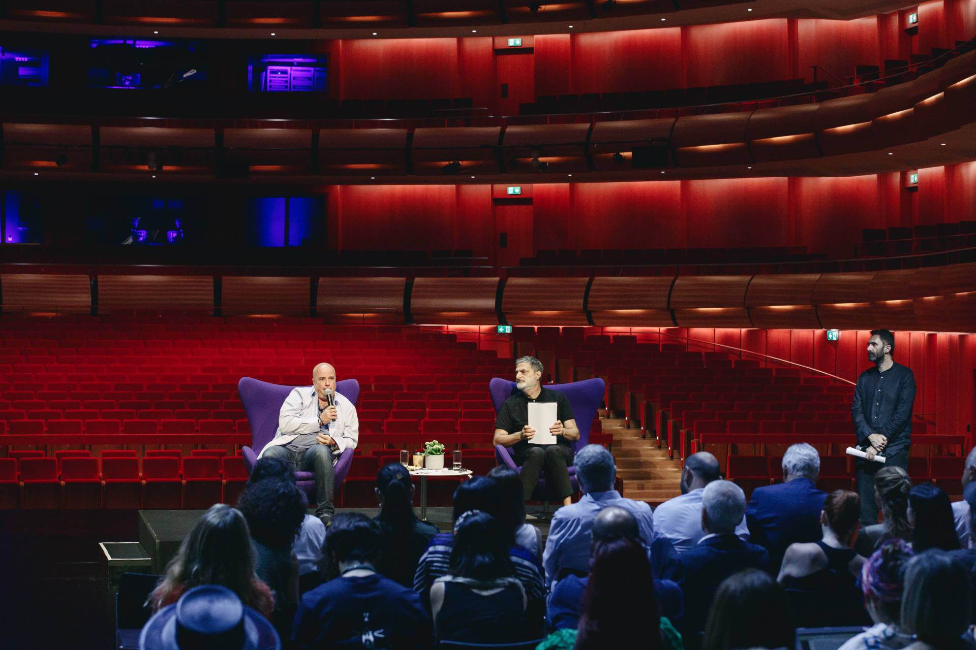 SNF Co-president, Andreas Dracopoulos discusses with GNO artistic director, on the GNO stage.