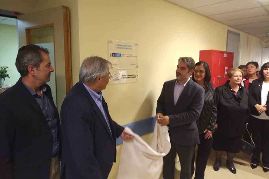 Δύο άνδρες αποκαλύπτουν την πινακίδα της ανακαινισμένης Μονάδας Νεφρικής Αιμοκάθαρσης μπροστά στον κόσμο