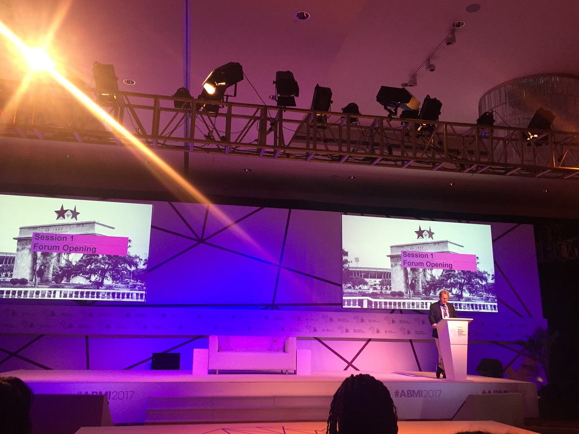 Ένας άνδρας δίνει ομιλία στο 3ο Bloomberg Africa Business Media Innovators Forum, με μια διαφάνεια παρουσίασης που γράφει