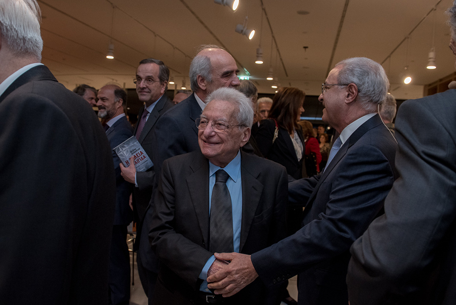 Ο κόσμος συζητά και ανταλλάσσει χειραψίες στην παρουσίαση του βιβλίου του πρέσβη Βασίλη Κασκαρέλη