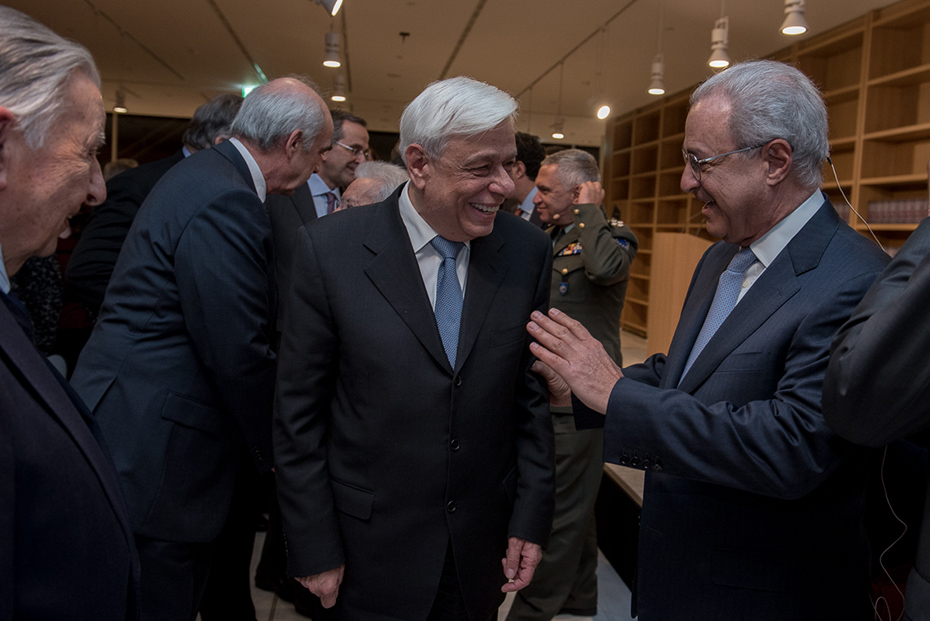 Ο κόσμος μιλάει και γελάει στην παρουσίαση του βιβλίου του πρέσβη Βασίλη Κασκαρέλη
