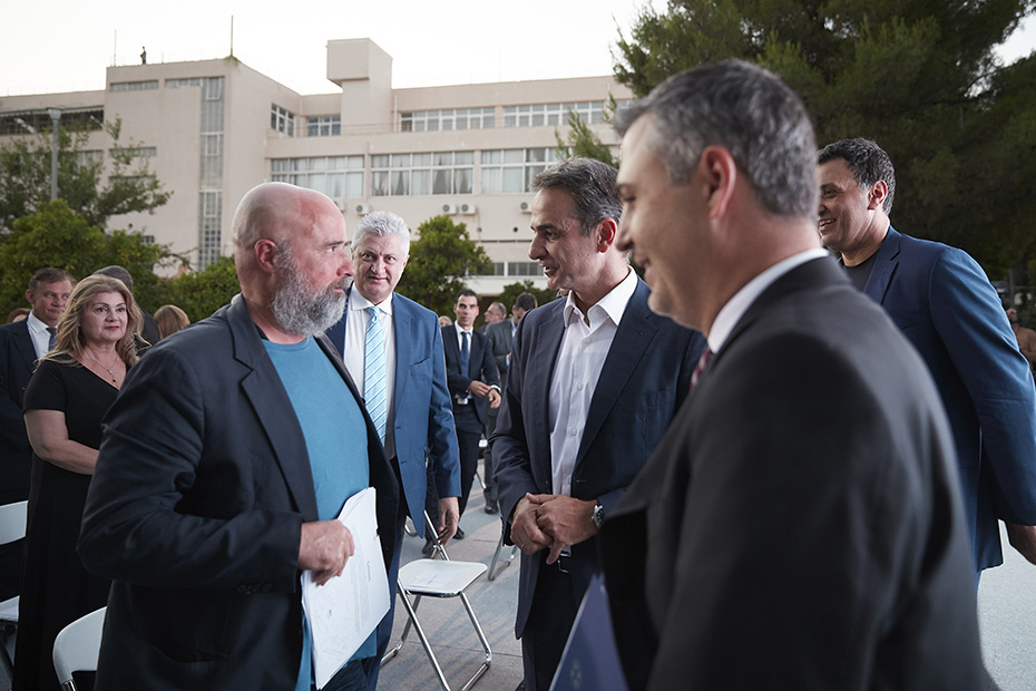 Ο Αντρέας Δρακόπουλος, Πρόεδρος του Ιδρύματος Σταύρος Νιάρχος, συνομιλεί με τον Κυριάκο Μητσοτάκη, Πρωθυπουργό της χώρας