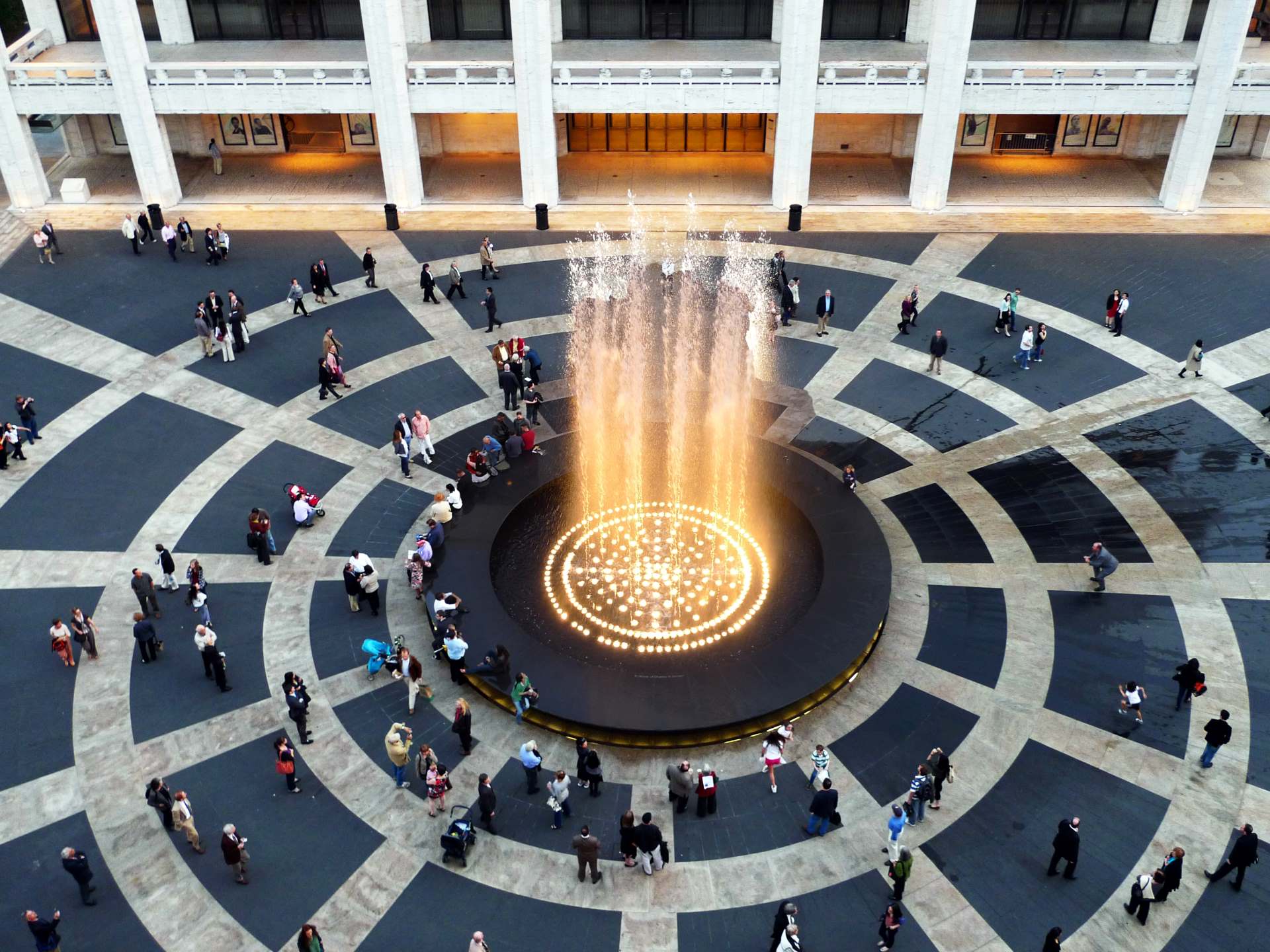 Ένα μεγάλο σιντριβάνι στο κέντρο του Lincoln Center, περιτριγυρισμένο από ανθρώπους