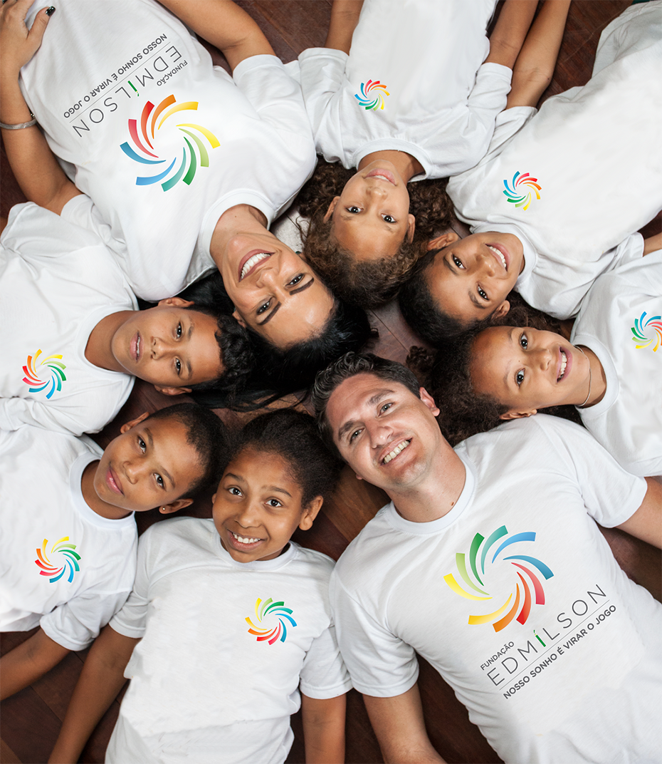 A man, a woman and six children are lying down and join their heads for a photo