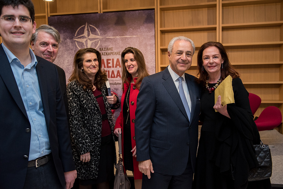Οι καλεσμένοι χαμογελούν και φωτογραφίζονται στην παρουσίαση του βιβλίου του πρέσβη Βασίλη Κασκαρέλη