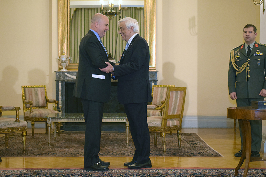 Andreas Dracopoulos, President of the Stavros Niarchos Foundation, and Prokopis Pavlopoulos shake hands in the area of Μέγαρου Μαξίμου