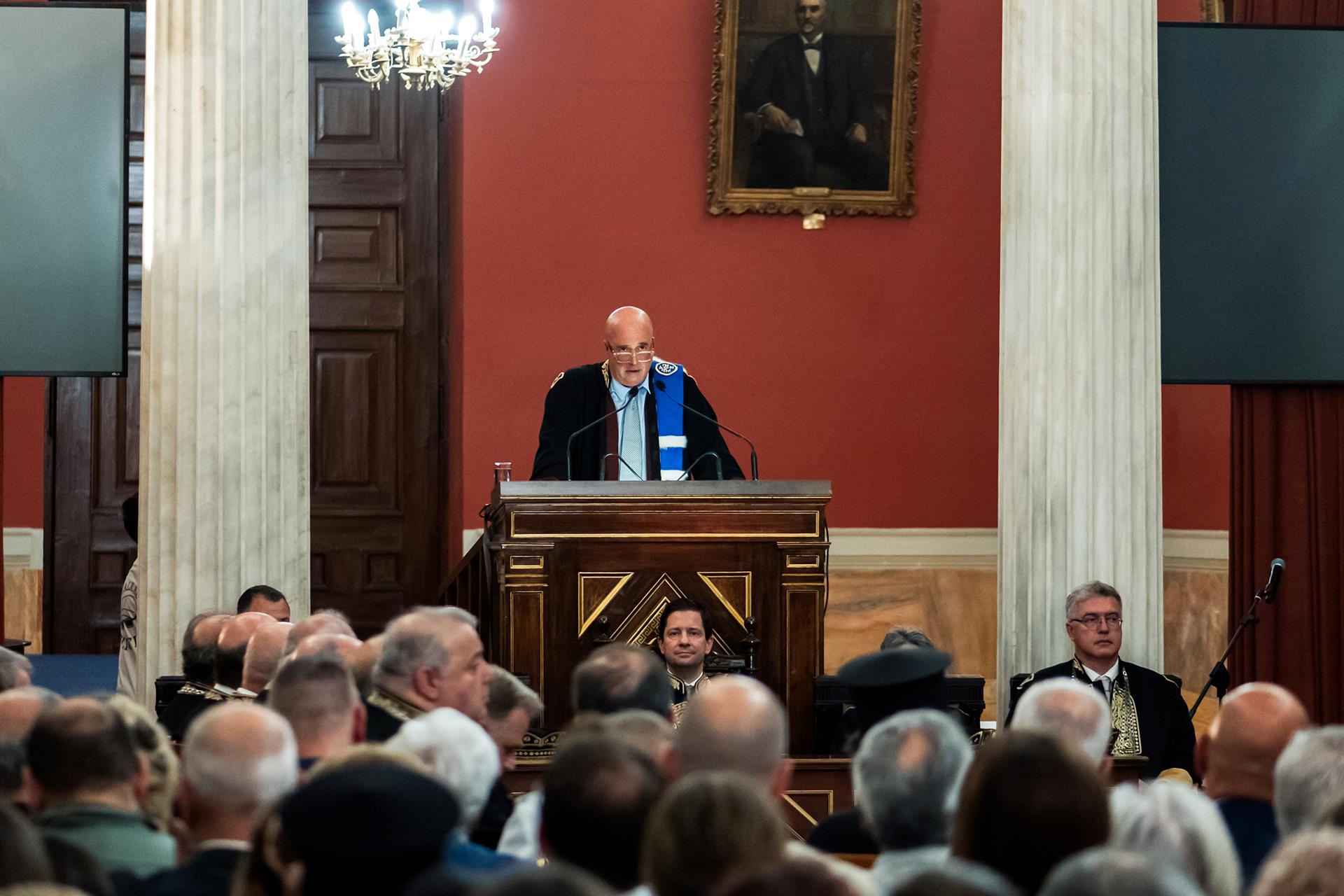 Members of the audience watch the honored SNF Co-President, Andreas Dracopoulos, as he delivers a speech from the podium.