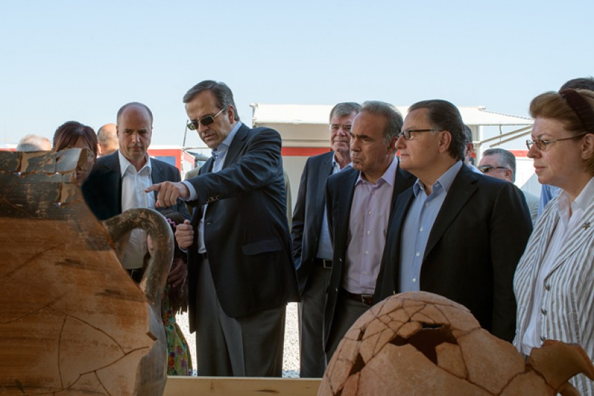 Antonis Samaras, the Prime Minister of the Hellenic Republic, points at an ancient Greek artifact next to Andreas Dracopoulos, the co-president of the Stavros Niarchos Foundation