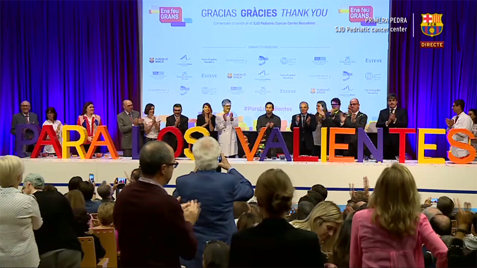 A crowd claps for members of the Hospital and the Stavros Niarchos Foundation for the help in establishing the Pediatric Cancer Center