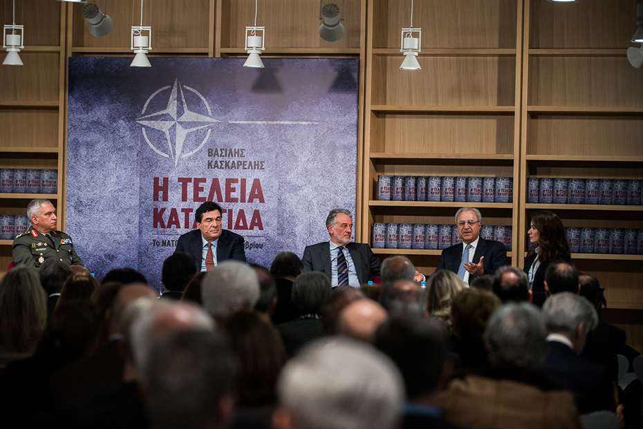 Πέντε άτομα μιλούν επί σκηνής στην παρουσίαση του βιβλίου του πρέσβη Βασίλη Κασκαρέλη