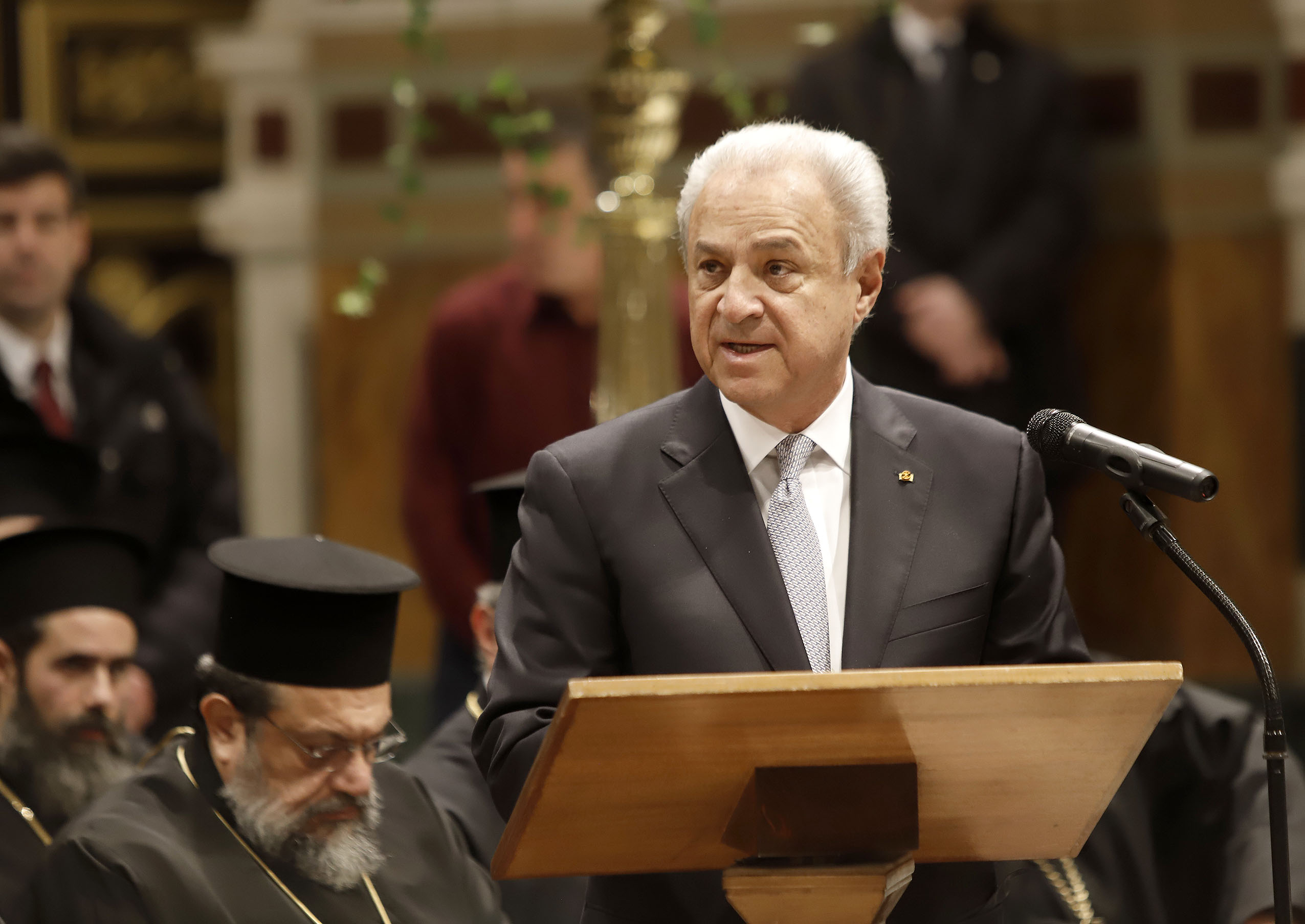 Ένας άνδρας μιλάει σε μια εξέδρα του Ιερού Καθεδρικού Ναού της Μητρόπολης Αθηνών