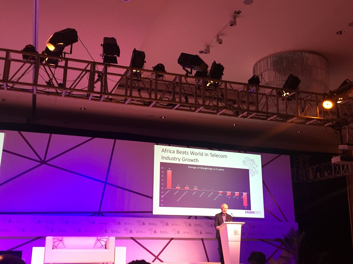 Ένας άνδρας εκφωνεί ομιλία στο 3ο Bloomberg Africa Business Media Innovators Forum, με μια διαφάνεια παρουσίασης που γράφει